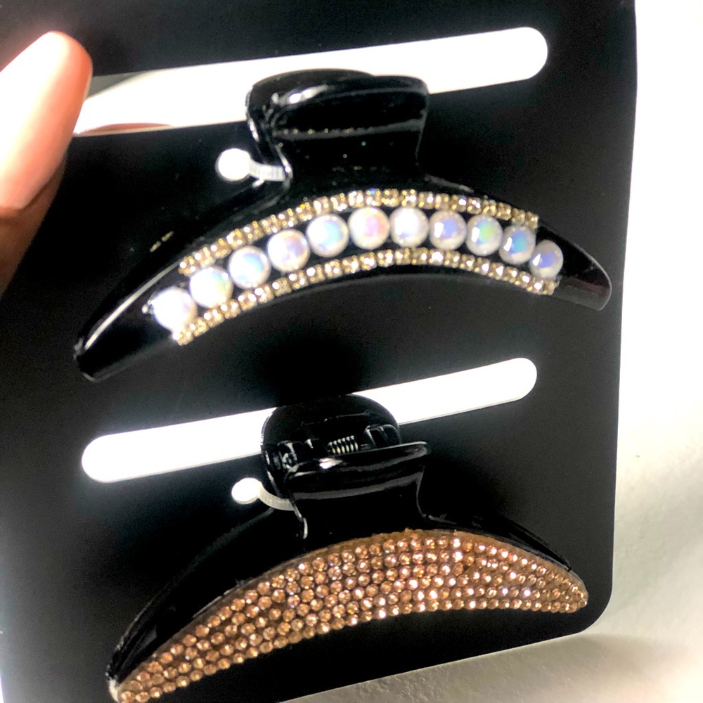 Bebe Hair Clips 🖤✨ - Picture 3 of 4